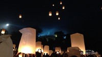Suasana Penerbangan Lampion Wasiak di lapangan Aksobhya, Candi Borobudur