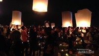 Suasana persiapan penerbangan lampion Waisak di Candi Borobudur