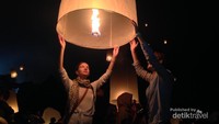 Dua orang traveler sedang bersiap menerbangkan lampion Waisak