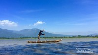 Salah satu nelayan tambak hendak menuju pertambakannya