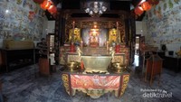 Altar yang di gunakan untuk peribadatan di Klenteng Coklat