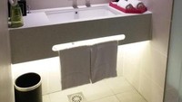 Kamar mandi yang cukup luas dan amenities yang lengkap