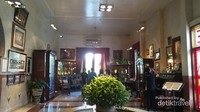 Para pengunjung dan pemandu di Museum Sampoerna