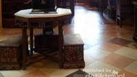 Pajangan pemutar musik piringan hitam di tengah-tengah resto