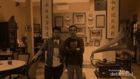 Bersama pemilik restoran