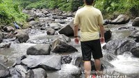 Beberapa kali harus melintasi sungai karena jalan yang rusak