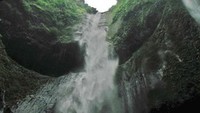 Konon di balik air terjun utama ini terdapat gua