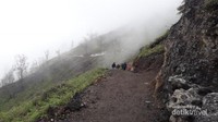 Kabut kadang-kadang tiba, aku makin waspada