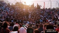 Ramai Pengunjung, penonton sampai duduk di panggung bersama dengan para penari
