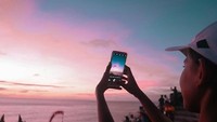 Caesa Ramadhanis, finalis #dTravelerWithOPPOF5 mengabadikan momen sunset setelah selesai pertunjukan