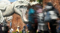 Mural, low speed dan momen yang pas akan menghasilkan humor yang bagus dalam street photography
