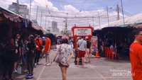 Belanja di tengah teriknya kota Bangkok