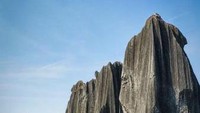 Sebuah gazebo dengan arsitektur khas Cina berdiri ditengah-tengah formasi bebatuan