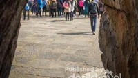 Kunming Stone Forest dilihat dari salah satu celah antara bebatuan