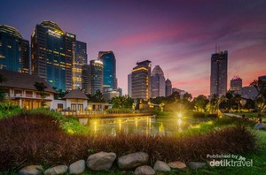 Hutan Kota Jakarta Saat Malam Hari, Cakep Banget!