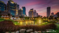 Hutan Kota Jakarta saat malam menjelang, cantik kan?