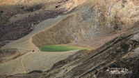 Salah satu kawah dari kejauhan