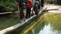 Jembatan jalan menuju air terjun Hutan Pancur