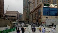 Jamaah keluar masuk Masjidil Haram melalui pintu Ajyad