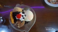 Scholar Chip, 3 scoop es krim berbagai varian dan berbagai topingnya.