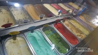 Berbagai rasa es krim, bisa dipilih sesuai selera