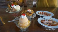 Berbagai pilihan menu es krim tersedia di kafe ini.