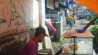 Mang Dadang sedang mencetak kue balok