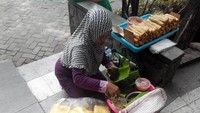 Salah satu penjual pecel semanggi di Taman Bungkul