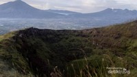Cikuray (kiri) dan Papandayan (kanan)