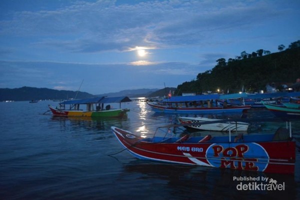 lukisan pemandangan waktu senja di kampung nelayan