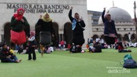 Keseruan mengabadikan momen levitasi bersama sahabat dengan background Masjid Raya Bandung.