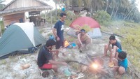 Kemping sambil buat api unggun