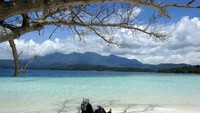 Bersantai di Pulau Balak
