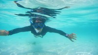 Airnya pun jernih dan asyik buat snorkeling