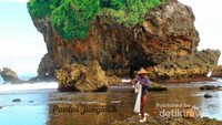 Seorang nelayan Pantai Jungwok yang mencari sesuap nasi dengan busana yang seadanya.