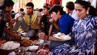Tak hanya dari dalam negeri, ada juga peserta yang berasal dari luar negeri. Lihatlah! peserta Makan Bajamba dari Kazakhstan