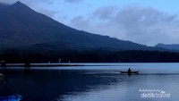 Sinar Mentari mulai menarik perahu nelayan