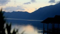 Sunrisenya mulai mengusir kabut di Danau Batur