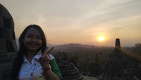 Berfoto di atas candinya