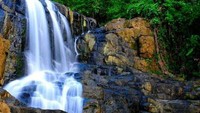 Salah satu sisi air terjun Parang Loe