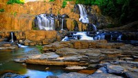 Air terjun Parang Loe tampak secara utuh
