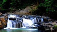 Bagian air terjun, diabadikan menggunakan kecepatan rendah