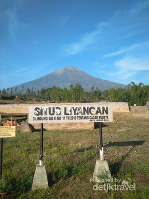 Indahnya Candi Liyangan dengan Latar Gunung Sindoro