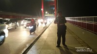 Tak lupa berfoto di Jembatan Ampera