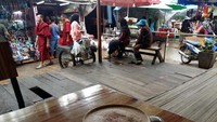 Pengunjung dan penjual dari beragam ras dan agama dapat ditemui di pasar Tachileik