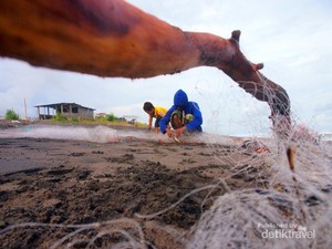 Indahnya Pantai Jetis di Purworejo