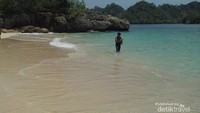 Salah satu pengunjung sedang bersiap ingin snorkling ria