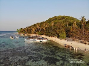 Indahnya Pantai Ujung Gelam di Karimunjawa