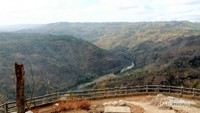 Penampakan Sungai Oya dan bukit - bukit nan hijau