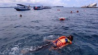 Laskar Gerhana asyik snorkeling